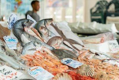 Visita al mercado de grupos pequeños y clase de cocina en Vietri Sul Mare