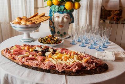 Visita al mercado de grupos pequeños y experiencia gastronómica en la casa de Cesarina en Siena