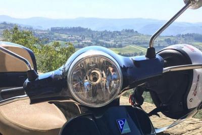 Vespa gira en Maremma