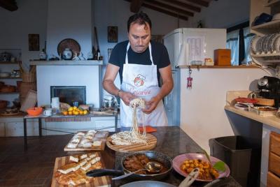 Visita al mercado de grupos pequeños y clase de cocina en Siena Visita al mercado de grupos pequeños y clase de cocina en Siena