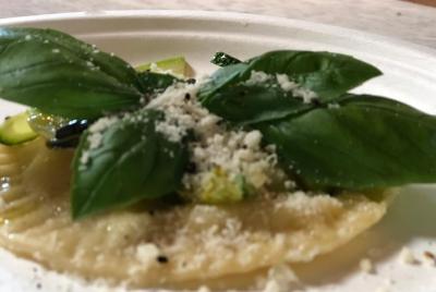 Nueva ubicación histórica: clase de cocina orgánica con un sumiller de vino y aceite Nueva ubicación histórica: clase de cocina orgánica con un sumiller de vino y aceite