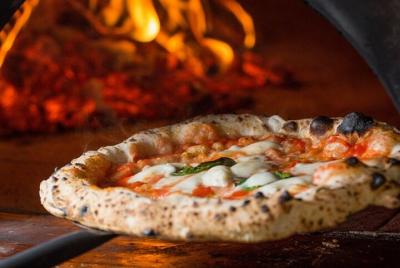 Clase de pizza napolitana original para grupos pequeños en Sorren