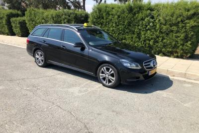 Traslado privado de Paphos al aeropuerto de Larnaca LCA en taxi de 4 plazas