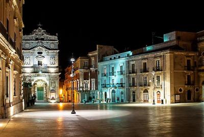 Paseo nocturno a pie por Ortigia en Siracusa. Paseo nocturno a pie por Ortigia en Siracusa.