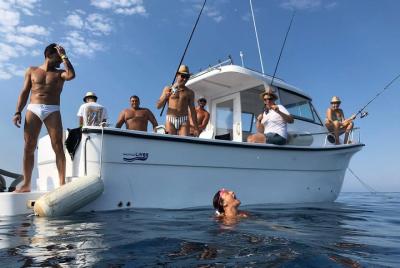 Pesca en barco, excursiones en barco, fiesta en barco.