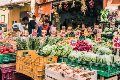 Visita al mercado de grupos pequeños y experiencia gastronómica en la casa de Cesarina en Treviso