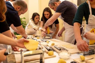 Clases privadas de pasta y tiramisú en la casa de una Cesarina con degustación en Treviso