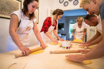 Comparta su amor de pasta: clase de pasta y tiramisú en grupos pequeños en Treviso