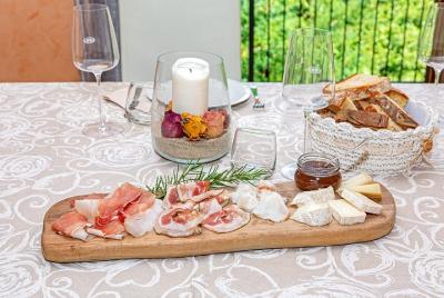 Visita al mercado de grupos pequeños y experiencia gastronómica en la casa de Cesarina en Belluno