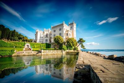 Descubre la belleza de la ciudad de Trieste y los castillos de cuento de hadas Miramare y Old Duino Descubre la belleza de la ciudad de Trieste y los castillos de cuento de hadas Miramare y Old Duino