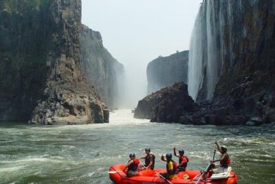 Río Zambezi Clase IV-V Rafting en aguas blancas desde las cataratas Victoria