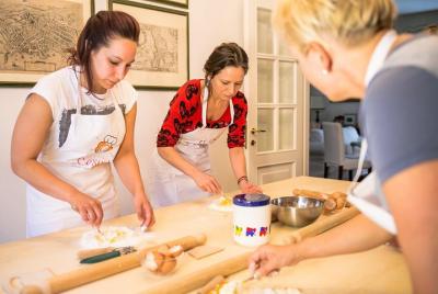 Comparta su amor de pasta: clase de pasta y tiramisú en grupos pequeños en Turín