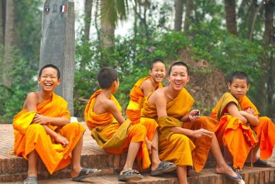 Medio día- Monjes y Caridades de Vientiane Medio día- Monjes y Caridades de Vientiane
