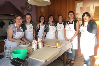 Clases privadas de pasta y tiramisú en la casa de una Cesarina con degustación en Venecia