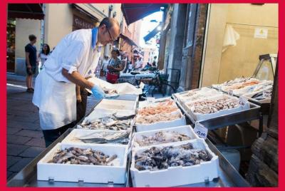 Visita al mercado local y experiencia gastronómica en la casa de un local en Venecia
