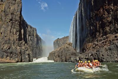 Rafting en aguas blancas en el río Zambezi con almuerzo