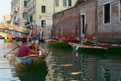 Aprende a remar en los canales de Venecia