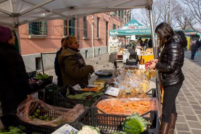 Recorrido por el mercado privado y clase de cocina en el centro de Venecia con un divertido local