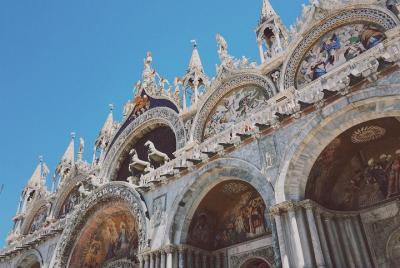 Paseo arquitectónico de Venecia con un local
