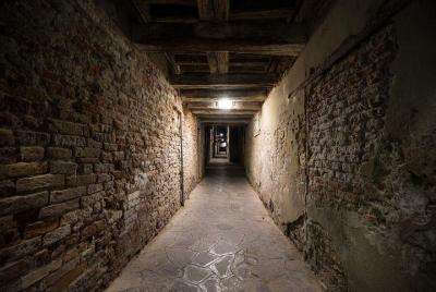 Tour a pie de fantasmas y leyendas nocturnas de 2 horas por Venecia - T6