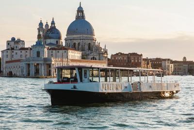 Venecia en dos días, Hop-on Hop-off con audioguías en un barco ecológico panorámico