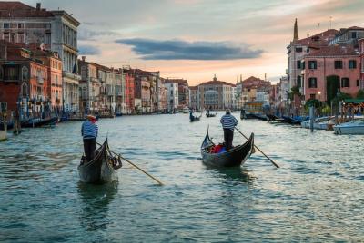 Tour privado: paseo en góndola por Venecia con serenata incluida