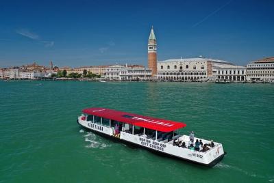 Venecia en un día, Hop-on Hop-off con audioguías en un barco ecológico panorámico