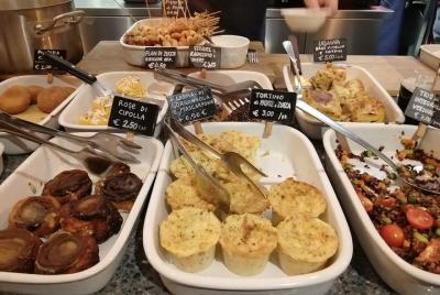 Comida callejera veneciana de Cicchetti acompañada por un guía de habla alemana