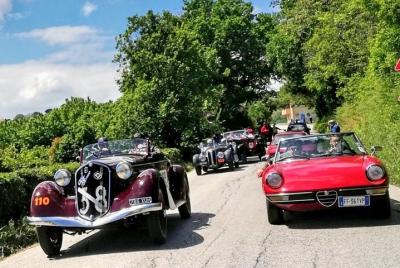 Conduce un coche clásico por las colinas