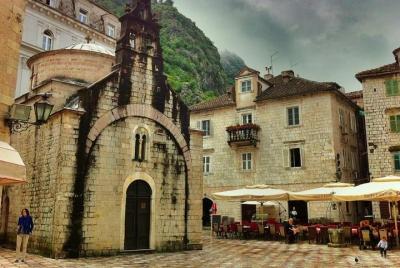 Recorrido a pie desde el Puerto de Kotor al Casco Antiguo, Catedr
