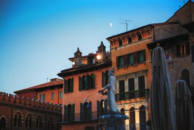Tour privado de Verona a la luz de la luna con un local