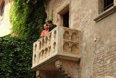 Visita privada de lo mejor de Verona: turismo, comida y cultura con un local