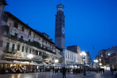 Visita a pie del centro histórico de Verona después del atardecer