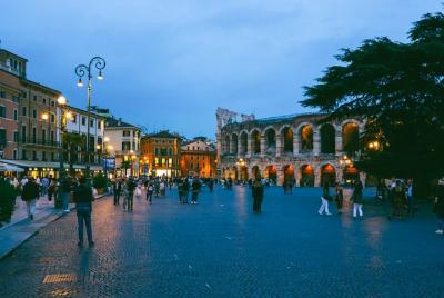 Tour a pie de Verona de noche