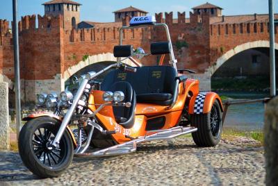 Traslado al aeropuerto de Verona en triciclo (1 viajero + 1 persona gratis)