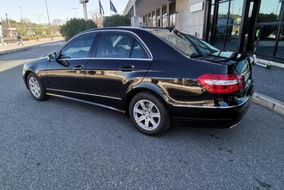 El servicio de alquiler de vehículos con conductor.