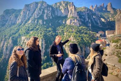 Desde Barcelona: tour a Montserrat con guía