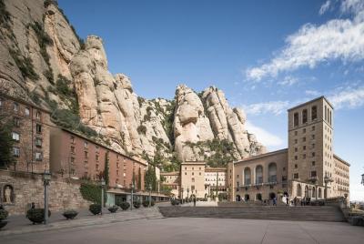 Excursión de medio día a la Basílica de Montserrat desde Barcelona