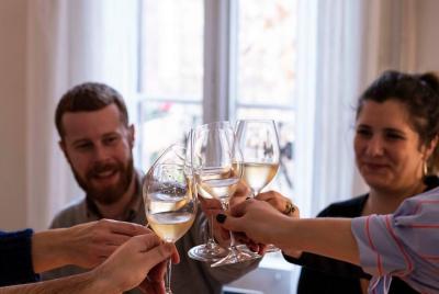 Cata de vinos españoles en un edificio histórico con un sumiller Cata de vinos españoles en un edificio histórico con un sumiller
