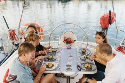 Menú de degustación gourmet en un velero barcelonés Menú de degustación gourmet en un velero barcelonés