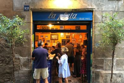 Tour local de tapas de Barcelona con vino y cena