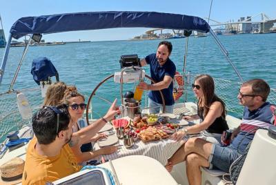 Navegación Privada por La Costa de Barcelona con Desayuno
