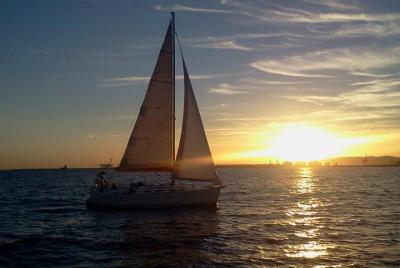 Velero: Crucero al atardecer