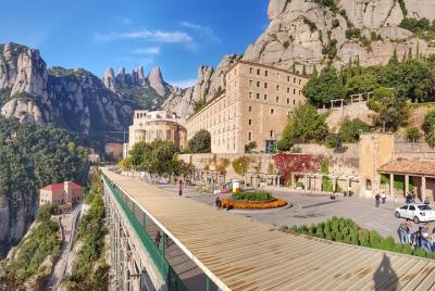 Visita al monasterio de Montserrat y caminata por la montaña.