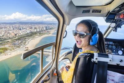 Vuelo en helicóptero, visita a pie y crucero en Barcelona para grupos pequeños (premium)