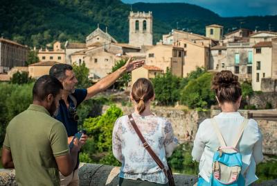 Excursión de un día para grupos pequeños por los pueblos medievales desde Barcelona