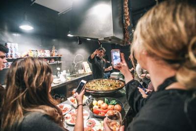 Experiencia interactiva de cocina española en Barcelona