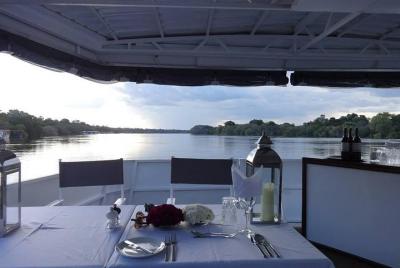 Tour guiado de Victoria Falls y Sunset Cruise Combo