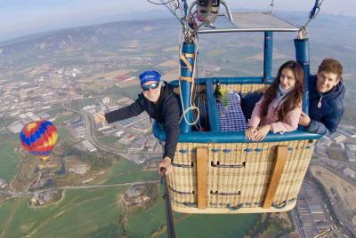 Visita al monasterio de Montserrat y vuelo en globo aerostático, incluido traslado, almuerzo, fotos, cava
