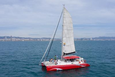 Viaje en catamarán para grupos pequeños de 2 horas en Barcelona